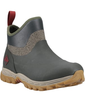 De Arctic Sport II Ankle is gemaakt van Muck's traditionele handgelegde rubber. Om het gewicht te verminderen en de flexibiliteit te vergroten, hebben we onze Muckskin technologie gebruikt. Deze technologie bestaat uit een bedrukte rubberen coating over neopreen die 100% waterdicht is.