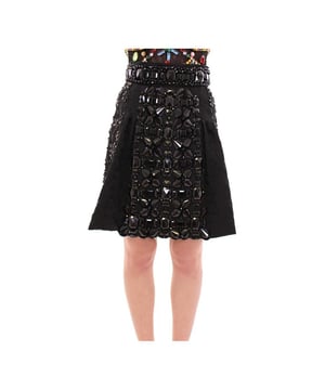 Brandnew met labels  
Handgemaakt meesterwerk uit de Dolce & Gabbana MainLine-collectie  
Materialen: 30% Polyester 20% Plastic 12% Acryl 10% Glas 10% Wol 10% Acetaat 8% Metaal  
Voering: 96% Zijde 4% Elastaan  
Kleur: Zwart met zwarte kristallen  
Model: Rok tot boven de knie  
Ritssluiting aan de achterkant  
Gemaakt in Italië  
Logodetails en met logo gegraveerd beslag