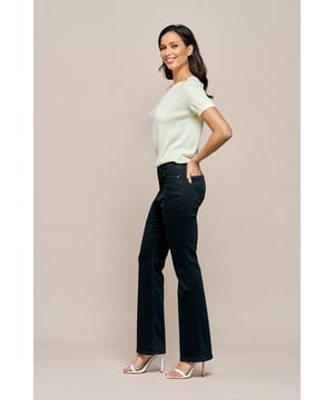 Ontdek de iconische Donna Flare jeans van Mart Visser! Deze denim broek, geïnspireerd door de jaren zeventig en met een hoge taille, biedt een perfecte balans tussen stijl en comfort. Vervaardigd uit een zachte, super-rekbare mix van organisch katoen denim, past de jeans zich moeiteloos aan je lichaam aan voor een optimale pasvorm. De nieuwe zwarte kleur maakt deze Donna jeans een onmisbaar item in je kledingkast. Met een aangesloten pasvorm en lange, wijd uitlopende broekspijpen, is deze broek ontworpen om langdurig plezier van te hebben. Gemaakt van stevig ultra-stretch denim van Mart Visser, garandeert deze five-pocket jeans een ultiem comfort. Combineer de Mart Visser jeans met hoge hakken en een verfijnde top voor een avondje uit of voor op het werk, of draag hem casual met een blouse en sneakers.