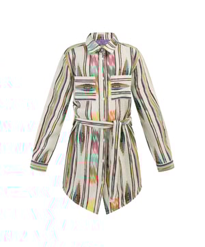 Ob langes Hemd oder Hemdblusenkleid, das bunte Modell von myMo KIDS bringt Farbe in die Mädchengarderobe. Das bunte Ethno-Design wurde aus einem weichen Baumwollgemisch gewebt und mit zwei XL-Brusttaschen verarbeitet. Klassisch verfügt es über einen Hemdkragen und leicht abgerundete Säume.  Hemdblusenkleid Langarm