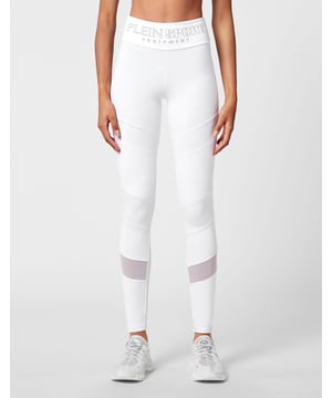 Leggings für alle deine Trainingseinheiten, von den leichtesten bis zu den härtesten, oder auch nur zum Joggen. Geh immer an deine Grenzen.   Maximaler Komfort und schnell trocknendes Lycra®   Stretch-Tüll und gesteppte Details   Markendruck auf der Rückseite des Bunds   Hoher Bund gibt Halt und Festigkeit.