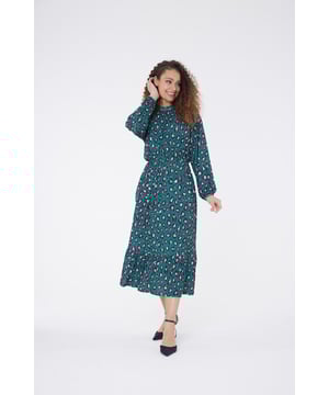 Este hermoso vestido largo tiene mangas abullonadas largas, y su tejido ligero con elasticidad lo convierte en un vestido muy versátil. Perfecto para cualquier ocasión.

El hermoso estampado, de moda, y la silueta fluida se combinan para darle al vestido una sensación de facilidad. Vístelo con tacones para tu próxima fiesta o con zapatos planos para un estilo relajado de verano.

Largo, fluido, estampado a la moda.

95% poliéster, 5% elastano

Lavado a máquina a 40°