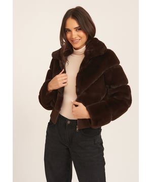 Der kuschelige Kunstpelz mit hohem Halsausschnitt macht diese Jacke mit Reißverschluss zu einer kuscheligen und stilvollen Schicht für den Herbst. Ziehen Sie sie über Ihre Lieblingsoutfits, um warm zu bleiben, wenn die Temperaturen sinken.