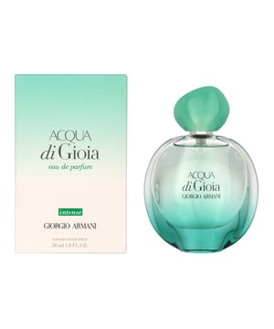 Das neue Acqua di Gioia EDP Intense ist eine bezaubernde Einladung, in das grenzenlose Sonnenlicht und das türkisfarbene Meer des Mittelmeers einzutauchen, denn der Duft verkörpert die unverwechselbare Essenz dieser faszinierenden Region. Ein Trio leuchtender, prickelnder italienischer Zitrusfrüchte eröffnet den Duft, der sich mit einem saftigen Akkord roter Früchte verbindet, während ein Bouquet aus zarten Blütenblättern der Rose Damascena und aquatischem Jasmin Grandiflorum im Herzen des Duftes erblüht. In der Basis erinnert eine saubere, holzige Moschusbasis an die unendliche Wärme eines mediterranen Sommertages. Ein neuer, kontrastreicher Flakon in der ikonischen runden Form von ACQUA DI GIOIA, dessen organisch anmutende Form nun in abgestufte Grüntöne gekleidet ist, die sich von einem durchscheinenden, blassen Minzton im oberen Teil des Flakons zu einem tieferen, lichtdurchfluteten Türkis in der Basis entwickeln.