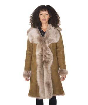 Diese schmal geschnittene Jacke ist ein Beweis für den luxuriösen Reiz von Schaffell und wird von unseren erfahrenen Handwerkern in unserer Londoner Fabrik hergestellt. Dieser Mantel ist in 8 unserer schönsten Farbvarianten erhältlich und zeichnet sich durch die großzügige Freilegung von Schaffell auf der Vorderseite für einen extravaganten und edlen Look aus. Diese Jacke hat ein taschenloses Finish und die Nähte an den Jackenkanten sind alle naturbelassen, um einen klassischen Look zu erzielen. Wir haben diese Jacke aus spanischer Toscana-Wolle gefertigt, die dafür bekannt ist, zu den weichsten und seidigsten Schaffellen zu gehören. Das Ergebnis ist eine Jacke, die in puncto Qualität unbestreitbar ist und in puncto Wärme und Komfort ihresgleichen sucht. Auf Anfrage können wir diese Jacke in jeder gewünschten Länge herstellen, um sicherzustellen, dass Sie dieses Stück in vollem Umfang genießen können. Bitte kontaktieren Sie uns per E-Mail. • Hergestellt aus hochwertigem, doppelseitigem Schaffell. • Dickes Schaffellfutter ist dafür bekannt, dass es Wärme und Komfort bietet. • Verfügt über einen luxuriösen Reverskragen, der mit Haken und Schlaufen befestigt wird. • Erhältlich in 8 verschiedenen Farben. • Sonderanfertigungen für verschiedene Jackenlängen sind auf Anfrage möglich
