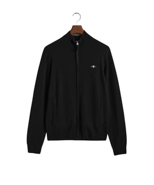 Diese GANT Strickjacke für Herren ist ein zeitloser Klassiker, der mit einem praktischen Frontreißverschluss und Seitentaschen ausgestattet ist. Die gerippten Abschlüsse sorgen für eine optimale Passform, während die dezente Wappengrafik auf der Brust das Design elegant abrundet. Ein vielseitiges Kleidungsstück, das sich mühelos in jeden Kleiderschrank einfügt.