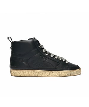 Het in LA gevestigde merk RHUDE en Puma blijven frisse versies van iconische silhouetten uitbrengen, zoals deze zwarte Puma Suede Mid ontworpen door Rhuigi Villaseñor. De mid-top heeft een bovenkant van zwart premium leer met contrasterende zwarte en witte veters en een gebruikte tussenzool.
- Puma Suede Mid x Rhuigi
- Leren bovenkant
- Co-branded tong label en binnenzool
- Gevoerde kraag
- Rubberen tussenzool en buitenzool