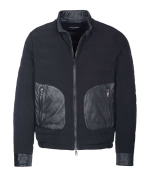 85% Polyester, 15% Lammleder; Dolce & Gabbana Jacke;  Modell: G9RA6T HUMFU N0000;  Hochwertig verarbeitet;  Stehkragen aus Leder mit Druckknopf;  Zwei-Wege-Reißverschluss;  Zwei Taschen aus Leder mit Reißverschlüssen, zwei Innentaschen mit Reißverschlüssen;  Manschetten aus Leder mit Druckknöpfen;  Elastischer Bund;  Daunenfutter;  Dolce & Gabbana Logodetails