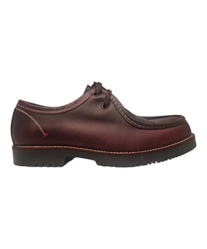 Zapato con cierre de cordones que cuenta con detalles de cosidos por toda su superficie. Cuenta con una cómoda suela y una planta antideslizante