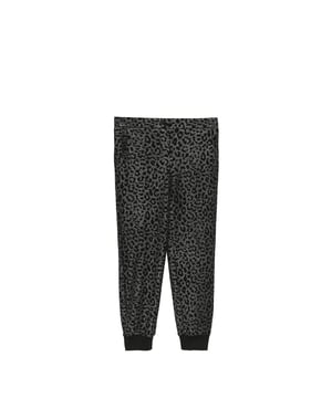 Pantalón de deporte estampado Liu Jo de niña.
Bajos elásticos.
Estampado de leopardo
Hilo metalizado.
Efecto brillante.
Botones decorativos en la cintura.
Máxima comodidad.

Composición:  97% Poliéster, 3% Elastano.

Instrucciones de lavado:
- Lavar a máquina a temperatura máxima 30º.
- No admite plancha.
- No utilizar lejía.
- No admite secadora.