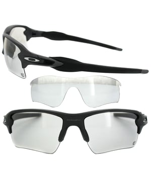Die Oakley Sonnenbrille Flak 2.0 XL OO9188-16 Matte Black Black Iridium stammt aus der Performance-Kollektion von Oakley mit einem Rahmen in Standardgröße, der eine verbesserte Glasabdeckung mit einem tieferen Glas auf dem halbrandlosen Rahmen bietet, der mit den Bügeln sowie den vollständig mit Unobtanium bedeckten Nasenpads, die bei Schweiß mehr Halt bieten, noch griffiger ist als frühere Inkarnationen. Die Prizm Road Linse wurde speziell entwickelt, um die Sicht zu verbessern, so dass Sie Hindernisse wie Felsen und Spurrillen leicht erkennen können.