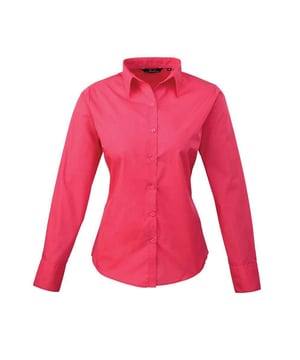 65% Polyester, 35% Katoenpopeline. Ontwerp: Eenvoudig. Bevestiging: Knop. Halslijn: Collared. Hem: Gebogen. Manchet: Dubbele knoop. Mouwtype: Met lange mouwen. Rugnaden, Bustenaden, Dubbel gevouwen naden, Onderhoudsvriendelijk, Geparelde knopen. Passend: Gemonteerd. 105gsm. Duurzaamheid: Amfori, BSCI, REACH, Sedex, WRAP Gecertificeerd.