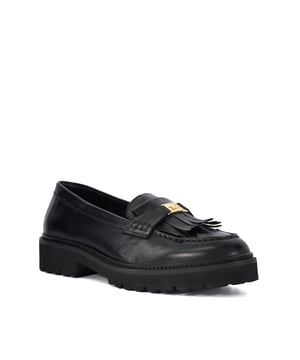 A smart-casual loafer style you'll want to add to your collection, Giddie has been crafted from smooth leather and rests on a chunky cleated sole. Complete with fringing and branded square snaffle detailing, this contemporary take on a heritage style will update your casual looks.