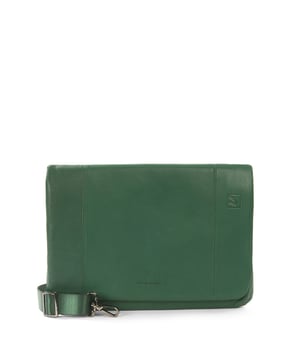 unisex Crossbody tas met magnetische knoopsluiting. drie open zakken binnenzakken. afwezige externe zakken. verstelbaar in lederen schouderband. ontbrekend handvat. een binnencompartiment.  extern materiaal. polyester binnenkant. Afmetingen: 23,5x34x4,5 cm. Modeproduct