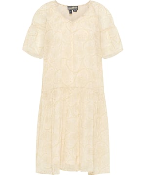 In angesagter Midilänge und mit einer weiten, ausgestellten Passform garantiert das Kleid von DreiMaster Vintage einen hohen Tragekomfort. Eine fließende Qualität mit zartem Blütenprint steht dabei ebenso im Fokus wie die flatternden Flügelärmel. Mit dem V-Ausschnitt und dem Volant am Rocksaum wird der sommerliche Look perfekt abgerundet.  Kleid