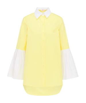 Deze lang gesneden blouse van myMo is voor echte fashionista's! Dit trendy stuk van 100% katoen maakt indruk door de liefdevol gedetailleerde afwerking, die vooral tot uiting komt in de contrasterende kraag en mouwen. De lange mouwen lopen tot aan de ellebogen in een smalle lijn en maken vervolgens indruk met pompeus vallende trompetafwerkingen - heel opvallend. De afgeronde zoom is aan de achterkant langer dan aan de voorkant en een boxplooi aan de achterkant geeft een geraffineerd accent aan uw look.