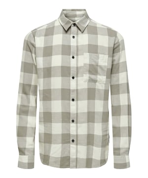 Dieses stilvolle Herren-Langarmhemd überzeugt durch seinen modernen Slim Fit Schnitt und den klassischen Kent-Kragen, der jedem Outfit eine elegante Note verleiht. Das dezente Muster verleiht dem Hemd eine zeitlose Optik, die sich ideal für Business- und Freizeitlooks eignet. Die Knopfleiste und die 1-Knopf-Manschetten runden das Design harmonisch ab. Der hohe Tragekomfort wird durch die hochwertige Verarbeitung und das angenehme Material gewährleistet. Eine praktische Brusttasche auf der linken Seite bietet zusätzlichen Nutzen. Der Umschlagsaum und der kontrastfarbene gewebte Labelpatch innen setzen dezente Akzente und unterstreichen die Liebe zum Detail. Ein vielseitiges Hemd, das in keiner Garderobe fehlen sollte.
