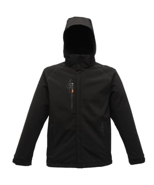 Warmes Softshell-Gewebe auf der Rückseite.  Dauerhaft wasserabweisende Ausrüstung.  Mit Mesh gefütterter Körper.  2 untere Reißverschlusstaschen und wasserdichte Brusttasche.  Abnehmbare Kapuze mit Verstellmöglichkeit.  Geteilte Ärmel.  Verstellbare Manschetten.  Verstellbarer Kordelzug am Saum.  Verdeckter Reißverschluss im Futter für Stickereizugang.  Gewicht: 500g/m. Stoff: Siehe Eigenschaften. 96% Polyester/4% Elastan.