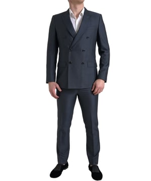 Traje de 2 piezas de 2 botones, de doble botonadura y corte slim, 100% auténtico Dolce & Gabbana  
Modelo: MARTINI  
Color: Azul  
Estilo: Traje de 2 piezas de doble botonadura; incluye blazer y pantalones  
Cierre: Cierre de dos botones  
Ajuste: Corte Slim  
Dos bolsillos internos  
Una apertura en la parte posterior  
Cierre de cremallera de 3 vías en los pantalones  
Hecho en Italia  
Material: 56% lana virgen, 44% seda  
Forro: 85% seda, 15% viscosa  
Material: 56% lana virgen, 44% seda