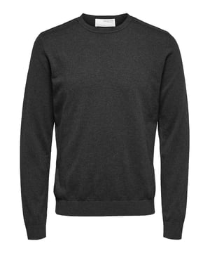 Willkommen in der Welt des Komforts und des Stils mit dem Herren-Sweatshirt von Selected Homme - ein zeitloses Must-have für jede Garderobe. Mit seinem klassischen Rundhalsausschnitt und dem gemütlichen Design ist dieses Sweatshirt perfekt für jeden Anlass geeignet. Die langen Ärmel bieten Wärme und Vielseitigkeit, während die anliegenden Ärmelbündchen und fein gerippten Säume eine elegante Passform garantieren. Hergestellt aus hochwertigen Materialien bietet dieses Sweatshirt nicht nur ein luxuriöses Tragegefühl, sondern auch eine lange Lebensdauer. Sein dezentes Design macht es zu einem idealen Basic für jede Situation - sei es im Büro oder in der Freizeit. Die fein gerippten Säume verleihen dem Sweatshirt eine subtile Eleganz, die Ihre Persönlichkeit unterstreicht. Genießen Sie den ganztägigen Tragekomfort und die Bewegungsfreiheit dieses Sweatshirts, das perfekt zu Ihrer aktiven Lebensweise passt. Kombinieren Sie es mit Jeans für einen lässigen Look oder tragen Sie es unter einer Jacke für zusätzliche Wärme an kühleren Tagen. Mit Selected Homme erleben Sie nicht nur Qualität, sondern auch Stil, der Ihre Individualität unterstreicht. Gönnen Sie sich den Luxus von Komfort und Eleganz und bereichern Sie Ihre Garderobe mit diesem Sweatshirt, das Ihnen ein angenehmes Tragegefühl den ganzen Tag über bietet.