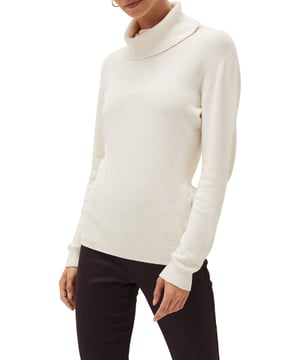 The classic roll neck is the perfect layer for the chillier months of the year and a style staple for your wardrobe. We're wearings our over the Amina jeggings for an easy everyday outfit. Add a jacket - the jumper's ribbed cuffs will look great popping out from underneath your sleeves.