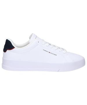 Tommy Hilfiger sneakers voor hem. De sneakers zijn gemaakt van hoogwaardig leer. De schoen heeft een EVA binnenzool, wat zorgt voor een lekkere demping.  Merk: Tommy HilfigerModelnaam: Court LeatherCategorie: heren sneakersMaterialen: leerKleur: wit, blauw