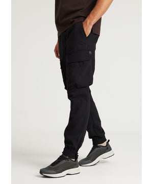 Passform & Material Die Rift.L Flow ist eine schmal zulaufende Cargohose aus einem modernen und technischen Stretch-Baumwollmix. Diese Cargohose hat eine reguläre Passform um die Oberschenkel herum und verengt sich allmählich in Richtung der Knöchel. Durch die Reißverschlüsse an den Knöcheln ist eine individuelle Anpassung möglich.  Details Diese Cargohose verfügt über 7 Taschen, darunter zwei 3D-förmige Cargotaschen mit Druckknopfverschluss. Die rechte Tasche ist mit einer zusätzlichen Tasche-auf-Tasche mit Reißverschluss ausgestattet. Elastische Bänder sind um die Taille und die Knöchel vorhanden. Außerdem ist die Cargohose mit einem Kordelzugverschluss versehen.  Technische Daten  Schmal zulaufende Passform Technischer Stretch-Stoff Verstellbare Knöchelweite 7 Taschen Elastische Bänder Kordelzugverschluss