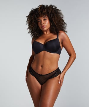 Zie er geweldig uit in deze brazilian! Hij heeft kanten en mesh details en het strikje aan de voorkant maakt het helemaal af! Combineer met bijpassende items voor de complete look.