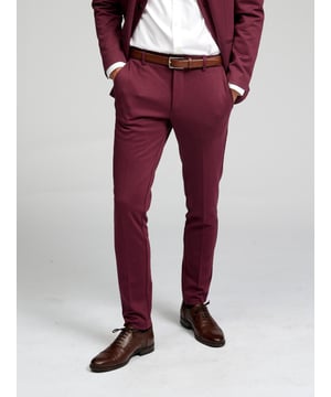 Performance Pants von TeeShoppen Dies ist ein Paar unserer beliebten Performance Pants™. Wenn Sie einen stilvollen und bequemen Look erreichen wollen, wählen Sie diese rote Hose, da sie gut in jeden Kleiderschrank und zu jedem Outfit passt. Alle Hosen aus unserer Perform Collection werden mit einem Ziel vor Augen entworfen: die beste Kleidung für Sie zu schaffen, die hohe Ansprüche an die Funktionalität und Qualität Ihrer Kleidung haben. Deshalb sind alle Kleidungsstücke unserer Perform Collection aus guten, dehnbaren und weichen Materialien gefertigt, die den ganzen Tag über bequem zu tragen sind. Hier sehen Sie eine Hose in der Farbe Rot. Die Hose hat eine schmale Passform. Das Modell gibt es auch in Regular fit.
  Welche Größe hat die Hose?  Die Hose kann in 29 verschiedenen Größen ausgewählt werden. Siehe und wählen Sie die Größe unter "Größe". Die Größen sind für Männer angepasst.
  Über TeeShoppen Bei TeeShoppen haben wir unser eigenes Sortiment entwickelt. Unser Sortiment besteht aus verschiedenen coolen Basisartikeln, die in jeden Kleiderschrank passen. Aber auch wenn die Kleidung einfach ist, haben wir keine Kompromisse bei der Qualität oder dem Design gemacht. Unsere Kleidung ist so konzipiert, dass sie leicht zu stylen ist und aus den besten Materialien besteht. So ist sichergestellt, dass Sie Kleidung erhalten, die bequem zu tragen ist und zu allen Gelegenheiten getragen werden kann. Sie sind auf der Suche nach zeitloser Kleidung für Männer und Frauen? Dann sind Sie bei uns genau richtig. Bei TeeShoppen zahlen Sie nicht für teure Marken und Kosten, sondern nur für Qualität und Service, der uns wichtig ist. Und natürlich erweitern wir unser Sortiment ständig im Einklang mit der Mode, so dass Sie bei uns immer eine moderne Basic-Kleidung finden können.