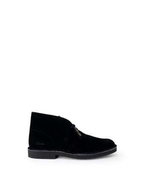Marca: Clarks.
  Genero: Hombres.
  Tipo: Botas.
  Temporada: Otono/Invierno.
  Color: negro.
  Patron: liso.
  Sujecion: cordones.
  Detalles: botines.
  Composicion: 100% piel.