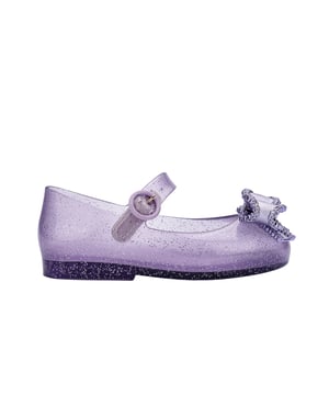 Dress your baby girl to the nines with the Mini Melissa Sweet Love IV! The maxi bow on the vamp adds a romantic twist and a delicate touch to the ballerina. Only the top of the foot is left exposed, and an extra strap with a buckle ensures a snug fit and extreme stability for your mini. The insole is notably comfortable and the color palette is to die for!