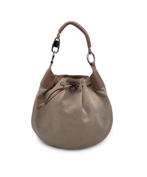 VINTAGE, UVP WIE NEU
Schöne Gucci Hobo-Tasche, gefertigt aus beigem Canvas mit beigem Lederbesatz und -henkel. Silberne Metallbeschläge. Zugbandverschluss. Braunes Canvas-Futter. 1 Seitenreißverschlussfach innen. 'Gucci - Made in Italy'-Etikett im Inneren (mit Seriennummer auf der Rückseite). Zustandsbewertung: B - SEHR GUTER ZUSTANDZustandsdetails: Minimale Verdunkelung am Leder-Schultergurt. Einige Kratzer am Lederbesatz aufgrund normalen Gebrauchs. Einige Gebrauchsspuren am Canvas am oberen Rand (entlang der Öffnungskante).Bitte prüfen Sie die Fotos sorgfältig und fragen Sie, wenn Sie mehr Details wissen möchten oder wenn Sie Zweifel haben.Maßstab (cm):Tiefe: 7,6Höhe: 30,5Länge: 40,6Weitere Details: Staubbeutel? NeinSchlüssel? NeinBox? NeinMaßstab: Breite: 76 mm Länge: 1016 mm Höhe: 762 mm