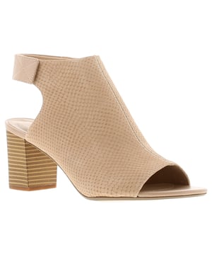 De Clarks Deva Bell damesschoenen zijn modieuze en comfortabele schoenen voor de moderne vrouw. Deze schoenen bieden een heerlijke mix van stijl en functionaliteit, waardoor ze een veelzijdige keuze zijn voor verschillende gelegenheden.

Belangrijkste kenmerken:

 Stijlvol Ontwerp:  De Clarks Deva Bell damesschoenen hebben een eigentijds en elegant ontwerp dat past bij een breed scala aan outfits, van jurken tot jeans.

 Hoogwaardige materialen:  Gemaakt van hoogwaardige materialen zoals leer of suède, deze schoenen zien er niet alleen geweldig uit, maar zijn ook gebouwd om lang mee te gaan, duurzaamheid en comfort te garanderen.

 Gewatteerde binnenzool:  Clarks staat bekend om haar aandacht voor comfort. De Deva Bell schoenen zijn voorzien van een binnenzool met kussentjes die je voeten comfortabel ondersteunen.

 Stabiele hak: Deze schoenen zijn ontworpen met een stabiele hak, die een vleugje verfijning toevoegt en tegelijkertijd zorgt voor stabiliteit en ondersteuning bij het lopen.

 Verstelbare sluiting:  Deze schoenen hebben een veilige en verstelbare sluiting, meestal een gesp of riempje, zodat je de perfecte pasvorm voor je voeten kunt vinden.

 Duurzame buitenzool:  De buitenzool is ontworpen om uitstekende tractie te bieden en uitglijden te voorkomen, waardoor deze schoenen geschikt zijn voor verschillende ondergronden.

 Steunzool:  Clarks besteedt aandacht aan de gezondheid van de voeten en de Deva Bell schoenen bieden voldoende ondersteuning voor de voetboog om het algehele comfort te verbeteren en de belasting op je voeten te verminderen.

 Ademende voering:  De binnenvoering van de schoenen is gemaakt met het oog op ademend vermogen, zodat je voeten comfortabel en droog blijven.

 Eenvoudig onderhoud:  Dankzij de hoogwaardige materialen die voor deze schoenen zijn gebruikt, zijn ze gemakkelijk schoon te maken en te onderhouden, zodat ze na verloop van tijd hun stijlvolle uiterlijk behouden.
De Clarks Deva Bell damesschoenen zijn een veelzijdige aanvulling op je garderobe en bieden een winnende combinatie van fashion-forward design en de hele dag comfort.