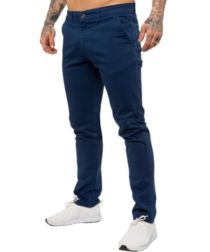 Disfruta del máximo confort y estilo con nuestros Pantalones Chinos de Ajuste Ceñido para Hombre de ENZO. Con una elegante abertura de cremallera, dos bolsillos delanteros, dos bolsillos traseros con ribete y el logotipo característico de la marca en la parte posterior de la cintura.