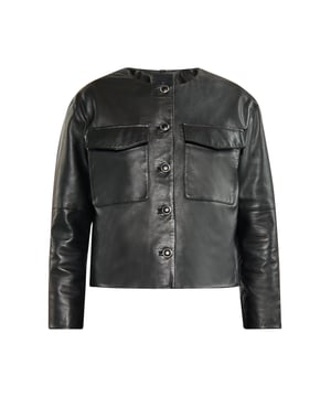 Dit effen jasje is gemaakt van luxueus lamsleer en straalt een moderne en minimalistische sfeer uit. Met zijn ronde hals en knoopsluiting aan de voorkant zorgt hij voor een strakke look. Dit kledingstuk met klepzakken met drukknopen en lange mouwen is zowel stijlvol als functioneel. Het gestructureerde en op maat gemaakte schoudersilhouet voegt een vleugje verfijning toe aan dit eenvoudige maar toch chique ontwerp.  Jas