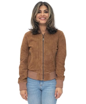 Presentamos nuestra chaqueta universitaria MA-1 de piel de ante de cabra para mujer, una combinación perfecta de estilo deportivo y sofisticado. Esta chaqueta, confeccionada en piel de ante de cabra suave y flexible, ofrece una textura lujosa y aterciopelada. La chaqueta cuenta con dos bolsillos exteriores en la cintura, que proporcionan funcionalidad y un toque moderno. Con cuello, puños y dobladillo de punto elástico, transmite un aspecto clásico de chaqueta universitaria con mayor comodidad. Disponible en dos colores de moda, esta chaqueta es versátil para distintos conjuntos y ocasiones. Las cremalleras YKK garantizan durabilidad y una funcionalidad suave, lo que se suma a la calidad general de la chaqueta. Nuestra chaqueta universitaria MA-1 de cuero de gamuza de cabra para mujer es una pieza llamativa que combina sin esfuerzo estilo, comodidad y atractivo atemporal. • Construcción de cuero de gamuza de cabra suave y flexible para una sensación de lujo • Dos bolsillos exteriores en la cintura para un almacenamiento conveniente • Cuello, puños y dobladillo de punto elástico para una apariencia clásica de chaqueta universitaria y mayor comodidad • Disponible en dos colores de moda para opciones de estilo versátiles • Cremalleras YKK para durabilidad y funcionalidad suave.