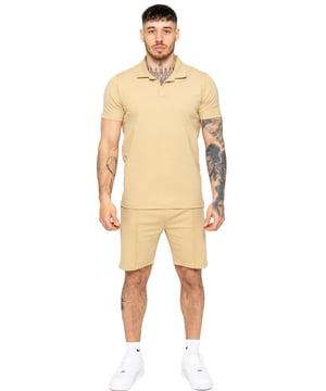 Het Enzo Milano poloshirt trainingspak is gemaakt van hoogwaardige stof, met een rechte zoom en een open kraag voor een verfijnde uitstraling. Gecombineerd met de veelzijdige Enzo heren stretch shorts biedt de set comfort en gemak met twee zijzakken, twee achterzakken met een paspel, een elastische tailleband met verstelbaar trekkoord en een detail van een voorkant naad.