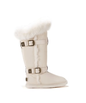 Light wave satin finish
100% Grade A EcoTan twin face sheepskin
Luxe faux fur trim/ side panel
Adjustable metal buckle side fastening
Shearling lining
EVA/ rubber sole