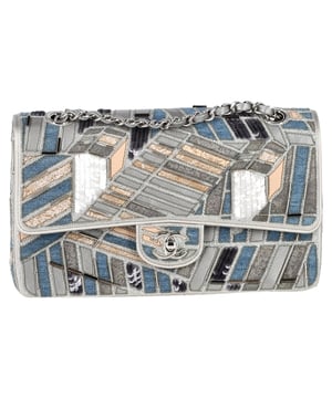 VINTAGE, RRP AS NEW
 Embrace the perfect fusion of timeless elegance and contemporary flair with the Chanel Medium Classic Patchwork Double Flap Shoulder Bag in multicolor denim. This exquisite bag features Chanel’s iconic double flap design, now reimagined with a vibrant patchwork denim construction that adds a playful yet sophisticated touch. The signature CC clasp and gold-tone hardware elevate the bag's luxurious appeal, while the adjustable chain strap offers versatile wear, whether carried on the shoulder or crossbody. Spacious enough to fit your essentials, this bag is the ideal combination of function and high-fashion.

Chanel Medium Classic Patchwork Double Flap Shoulder Bag in Multicolor Denim

Condition: Excellent
Signs of wear: No retail tag, No visible sign of wear., 
Packaging: Box, Dust bag
Color: Multicolor | multicolor
Material: Denim | denim
Size: One Size | One Size
Measurements: Width: 60; Height: 160; Length: 260
SKU: NAPPUGBBA425195W
