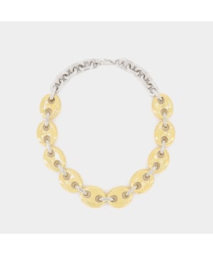 Iets te grote marine trui + gouden ketting = de eenvoudige troef voor ultra-stijlvolle Parijzenaars. Hoogte 5,5 cm - breedte 2 cm. Materiaal: 50% messing, 50% aluminium. Voering: Palladium afwerking. Kleuren: Goud / Zilver. Sluiting: geïntegreerde gesp aan de achterkant. Width: 44. Height: 1. Length: 1.