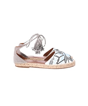 VINTAGE, NEUPREIS WIE NEU  
Die bestickten Tassel-Espadrilles von Aquazzura sind die perfekte Ergänzung für Ihre Sommeroutfits. Hergestellt aus besticktem Canvas mit Tasseldetails am Knöchelriemen, wird dieses Paar Ihren Look im Handumdrehen aufwerten. Ihre runden Zehen und der geflochtene Jutebesatz steigern ihren Reiz.

Aquazzura Bestickte Tassel-Espadrilles in mehrfarbigem Canvas und Wildleder  
Zustand: Gut mit Box  
Abnutzungsspuren: Mäßige Abnutzung an den Sohlen und Einlegesohlen, Faltenbildung auf den Einlegesohlen, lose Jutefasern  
Material: Canvas und Wildleder  
Farbe: Mehrfarbig  
Größe: EU37 / UK4 / US7  
SKU: 340677