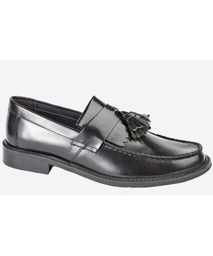 Slip into eye-catching style with these Roamers Maxfield men's loafers, deliver style and comfort in a timeless slip-on design in a stand-out sleek colourway.
- Hi-Shine Leather
- Slip on design
- Intricate stitch detailing
- Resin Sole