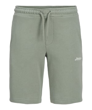 Diese Sweat-Shorts für Jungen vereinen sportlichen Stil und hohen Komfort in einem modernen Design. Der Slim Fit sorgt für eine schmale Passform, die perfekt am Körper anliegt, ohne die Bewegungsfreiheit einzuschränken. Seitliche Eingrifftaschen bieten praktischen Stauraum für kleine Schätze. Der elastische Bund mit Kordelzug garantiert eine individuelle und bequeme Passform. Ein kleiner Label-Print am linken Bein setzt einen coolen Akzent. Der weiche Stoff sorgt für ein angenehmes Tragegefühl, ideal für sportliche Aktivitäten oder entspannte Tage. Diese Shorts lassen sich vielseitig kombinieren und bieten einen lässigen Look. Perfekt für aktive Jungs, die Wert auf Stil und Bequemlichkeit legen!