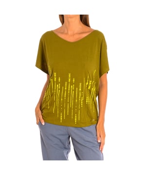 Camiseta Con Mangas Zumba. 
Color Verde oliva
Clásica y versátil con un calce fácil. 
Cuello en pico. 
Gráfico en el frontal y la espalda con motivos de la marca.
Tejido suave y de corte holgado.
Costuras vistas a tono.

Composición:  62% Poliéster, 33% Algodón, 5% Elastano.

-Utilizar lavadora a temperatura máxima 30º .
-No utilizar secadora.
-No puede utilizar Lejía.
-Utiliza plancha a temperatura máxima 110º.