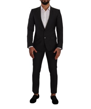 Marca: Dolce & Gabbana  
Estilo: Traje de dos piezas de corte sencillo  
Color: Negro  
Cierre: Cierre de dos botones  
Ajuste: Ajuste entallado  
Tres bolsillos interiores  
Una apertura en la parte posterior  
Cierre de cremallera de 3 vías en los pantalones  
Detalles del logo  
Hecho en Italia  
Material: 100% lana virgen  
Forro: 70% viscosa 30% cupro  