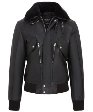 Fabricada en piel de vacuno de primera calidad, esta cazadora bomber de aviador inspirada en las Air Force A2 combina una gran durabilidad con un estilo atemporal. Cuenta con un cuello de piel de oveja desmontable, que ofrece un uso versátil en todas las estaciones, y un cierre frontal seguro con cremallera. El dobladillo y los puños de punto acanalado crean una silueta cónica, lo que garantiza un ajuste elegante y cómodo. Con 6 bolsillos frontales profundos para un almacenamiento conveniente y 2 bolsillos interiores, esta chaqueta es funcional y minimalista. Ya sea que esté canalizando un estilo inspirado en los pilotos o buscando una prenda básica duradera para exteriores, esta chaqueta ofrece una artesanía excepcional y un atractivo vintage. Fabricada en piel de vacuno de primera calidad para una durabilidad inigualable Cuello de piel de oveja desmontable para un uso estacional versátil Dobladillo y puños de punto acanalado para un ajuste cónico y ceñido Diseño clásico de cazadora bomber de aviador inspirado en el estilo Air Force A2 2 bolsillos con solapa 2 bolsillos laterales en ángulo, 2 bolsillos con cremallera para un almacenamiento práctico Elegante cierre frontal con cremallera para una apariencia pulida Dos bolsillos interiores para un almacenamiento seguro. Ideal para entusiastas del cuero y fanáticos del estilo de aviación vintage.