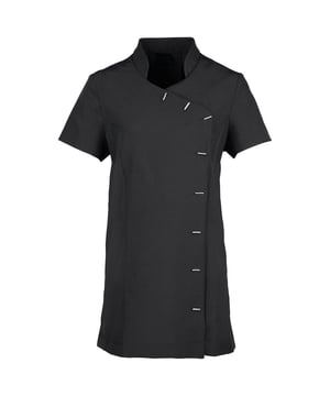 100% Polyester. Gewebe: Leinenbindung. Design: Unifarben. Asymmetrisch. Stabförmige Knöpfe, Falte in der Rückenmitte, Gerundete Nähte, Seitliche Schlitze. GSM (Gramm pro Quadratmeter): 185. Nachhaltigkeit: Amfori-Freigabe, BSCI, Oeko-Tex Standard 100 zertifiziert, REACH, Sedex. Stehkragen. Kurzärmlig.