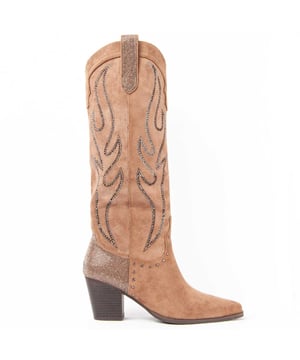 Bota de tacón para mujer. Calce cómodo. Plantilla acolchada de piel natural. Fabricado por otras marcas para nuestra marca. Medidas aproximadas: 8 cm de tacón, 35 cm alto de caña y 12 cm de ancho de caña.