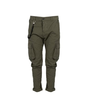 Corte ajustado

Este modelo de pantalones ha sido diseñado pensando en un ajuste perfecto a la silueta, lo que no solo proporciona un aspecto elegante, sino también comodidad para el uso diario.

Abrochados con botones logotipados

Los elegantes botones logotipados añaden un carácter exclusivo a los pantalones, destacando su alta calidad y atención al detalle.

Piernas ligeramente estrechas

Las piernas ligeramente estrechas le dan a los pantalones un aspecto moderno y esbelto, combinando perfectamente con diversos tipos de calzado.

Altura media

La altura media de los pantalones proporciona confort y comodidad, ajustándose perfectamente en las caderas y destacando las formas naturales de la silueta.

Tres bolsillos delanteros, dos traseros

La distribución práctica de los bolsillos – tres delante y dos detrás – permite un almacenamiento cómodo de pequeños objetos que siempre es bueno tener a mano.

Dos bolsillos adicionales en las piernas

Los dos bolsillos adicionales en las piernas añaden funcionalidad y estilo a los pantalones, perfectos para guardar llaves, teléfono u otros objetos esenciales.

Confeccionados con tela de alta calidad

Los pantalones, confeccionados con tela de alta calidad, garantizan durabilidad y confort en el uso, manteniendo al mismo tiempo un aspecto elegante durante mucho tiempo.

Fabricados en Italia

Fabricados en Italia, estos pantalones son sinónimo de lujo y artesanía maestra, lo que los convierte en un complemento excepcional para cualquier guardarropa.