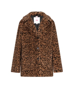 Deze bontjas straalt wilde elegantie uit met zijn op luipaarden geïnspireerde patroon. De ingekerfde kraag en het rechte ontwerp geven het een verfijnde uitstraling, terwijl de bonttextuur warmte belooft bij kouder weer. Dit outwear-stuk heeft lange mouwen, praktische zakken, een knoopsluiting en is gevoerd voor comfort. Val op met deze modieuze bontjas.  Jas